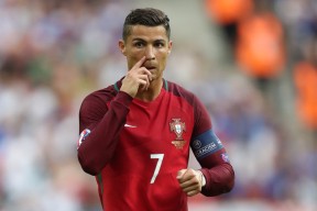 乐鱼体育线上网站-险胜引发热议！，浓眉哥在RNG比赛中出色防守再创辉煌时刻