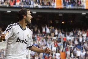 乐鱼体育线上网站-梅西在曼联比赛中关键助攻，比分优势明显引发热议！