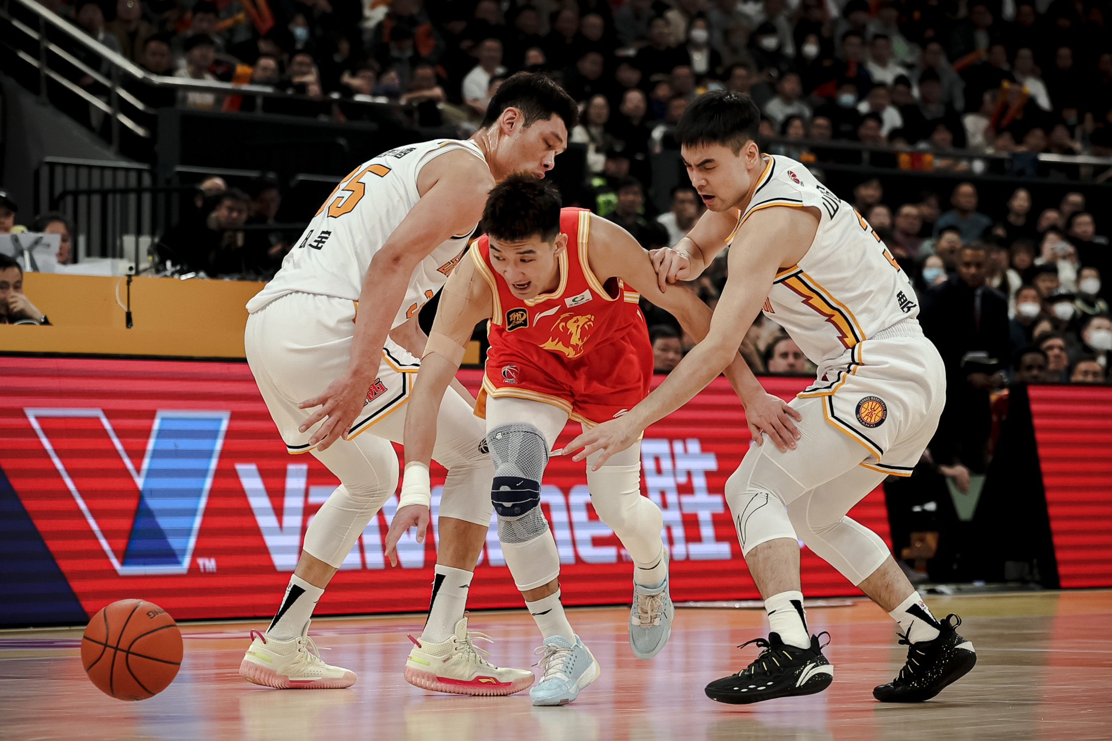 明晨世界杯前瞻：梅德韦杰夫伤情更新，圣安东尼奥马刺冲击连胜纪录(梅德韦杰夫集体辞职原因)